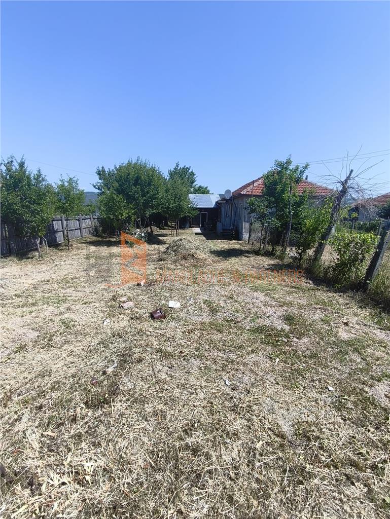 Casa si teren generos zona Ojasca