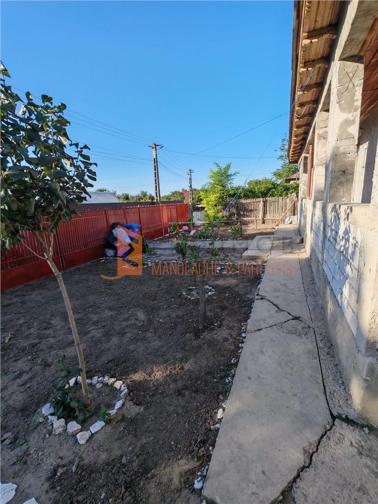 Casa tip parter + teren zona Maxenu