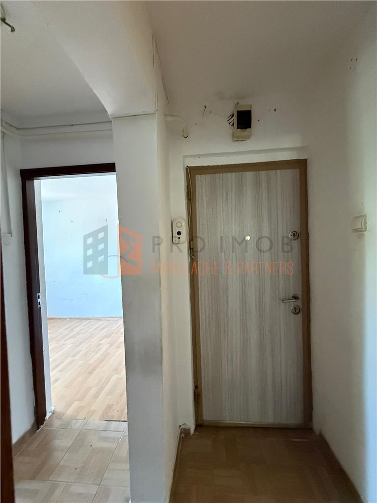 Apartament 3 camere cf 2 semidecomandat zona Micro 14