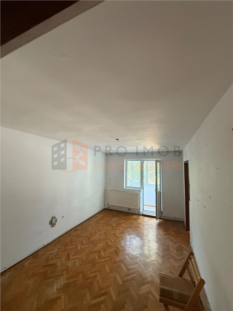 Apartament 3 camere cf 2 semidecomandat zona Micro 14