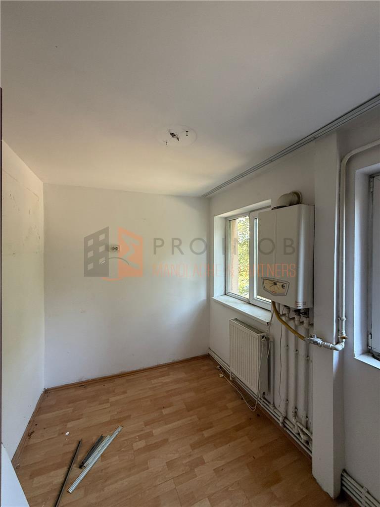Apartament 3 camere cf 2 semidecomandat zona Micro 14