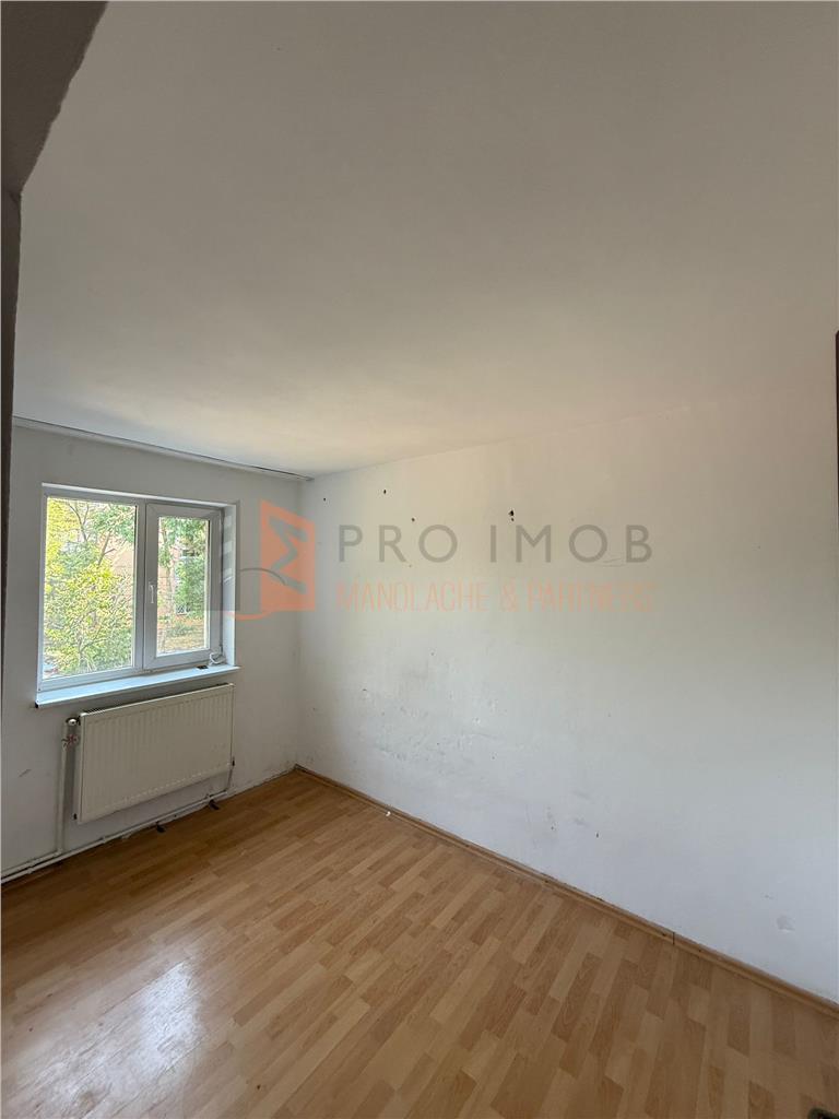 Apartament 3 camere cf 2 semidecomandat zona Micro 14