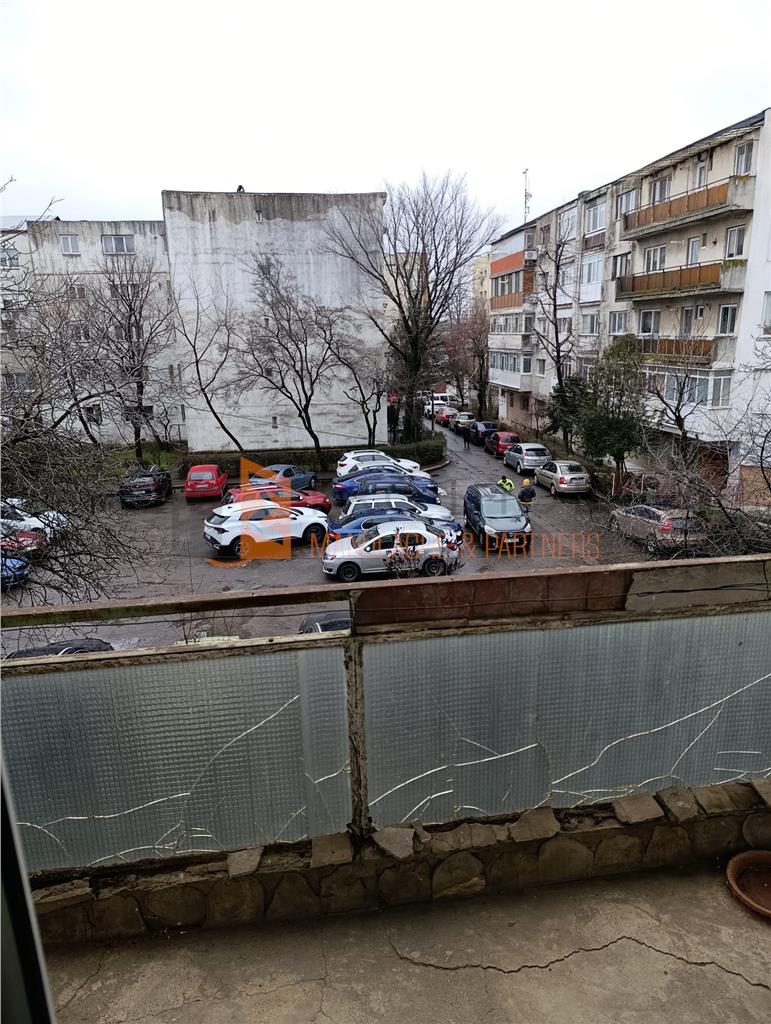 Apartament 3 camere cf semidecomandat zona Micro 3