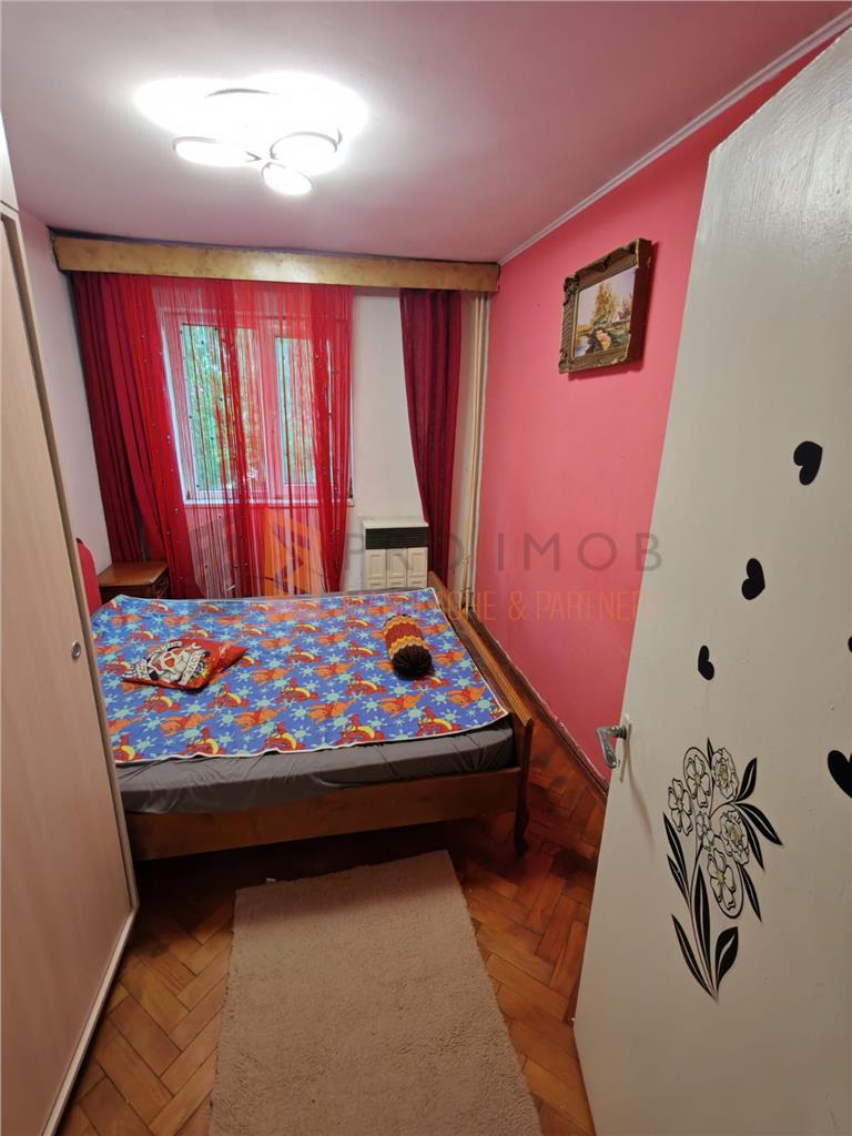 Apartament 3 camere cf 3 semidecomandat zona Micro 14