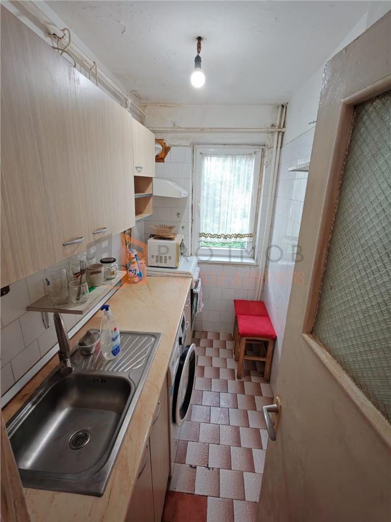 Apartament 3 camere cf 3 semidecomandat zona Micro 14